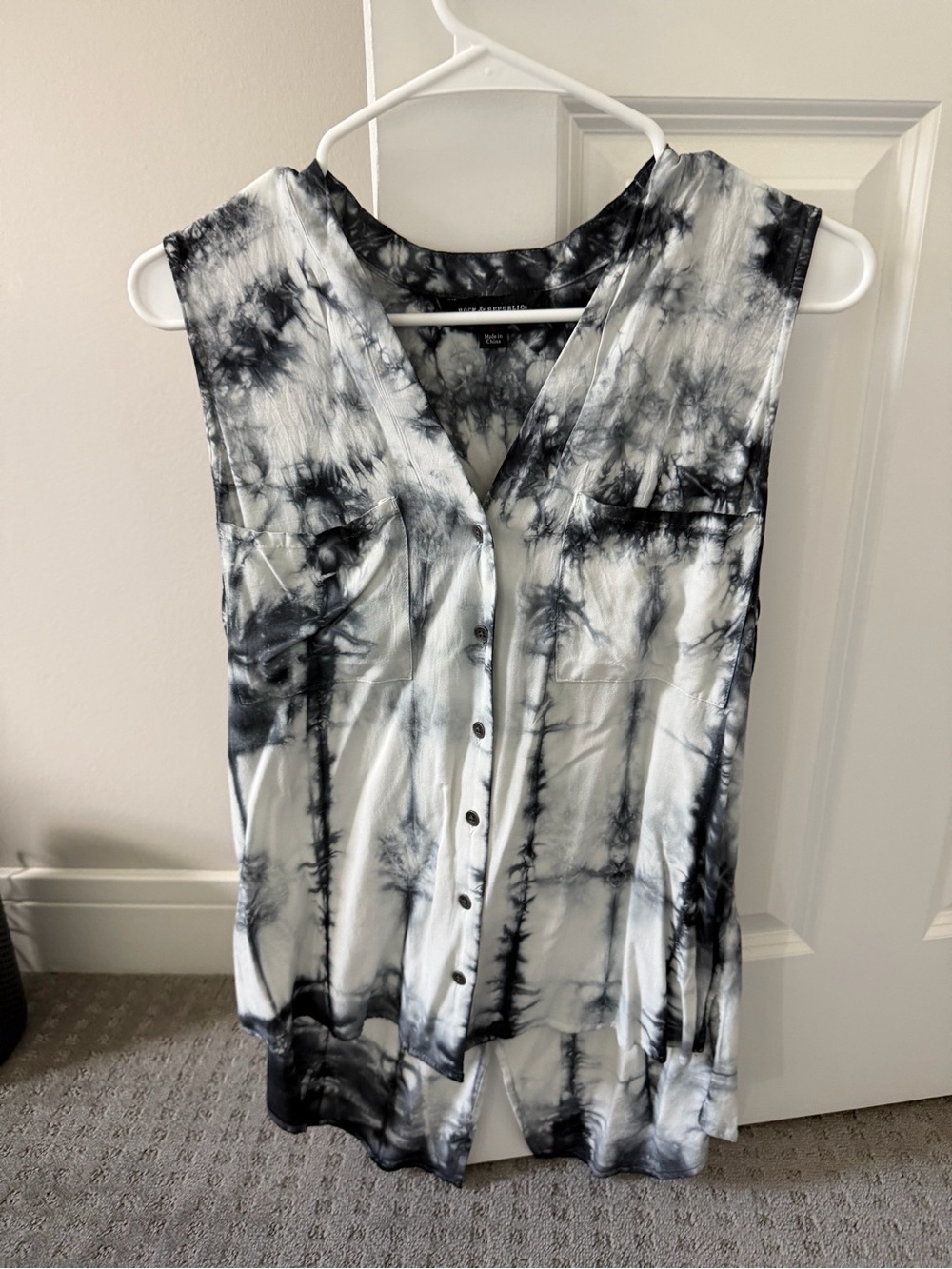 Rock & Republic Sleeveless Black & White Tie-Dye Button Front Top
